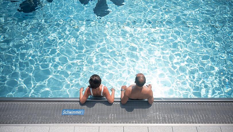 Unter anderem am Pool ist Vorsicht geboten. (Symbolbild)