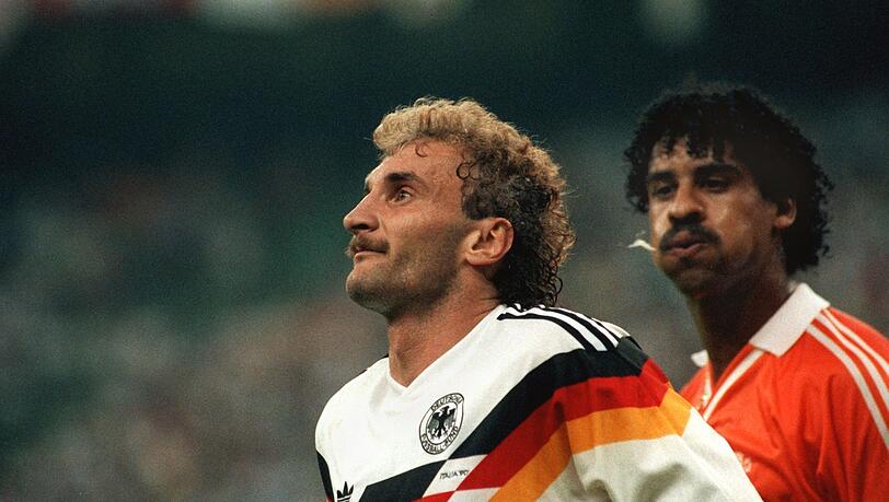 Auch das passierte im San Siro: Die hässlichste Szene der WM 1990, als Hollands Frank Rijkaard im Achtelfinale Rudi Völler anspuckt. Auch das passierte im San Siro: Die hässlichste Szene der WM 1990, als Hollands Frank Rijkaard im Achtelfinale Rudi Völler anspuckt.