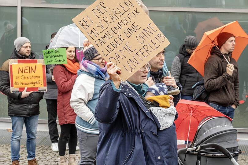 Demonstration in München: Eltern und Erzieher protestieren gegen das Kinderstartgeld-Aus der Bayerischen Staatsregierung. Demonstration in München: Eltern und Erzieher protestieren gegen das Kinderstartgeld-Aus der Bayerischen Staatsregierung.