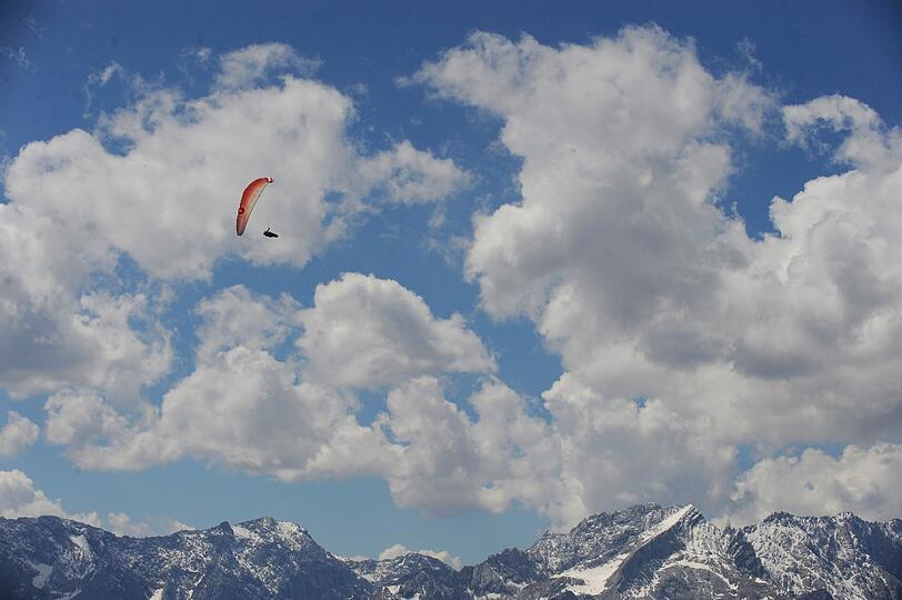 Traumhafte Bergkulisse über Garmisch-Partenkirchen, doch die Gefahr ist allgegenwärtig. Am Sonntag starb auf der Kreuzspitze eine junge Münchnerin.