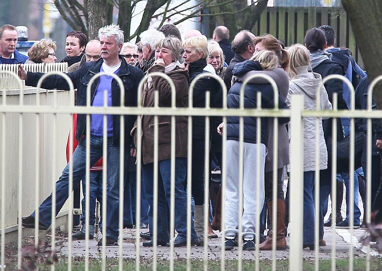 Diese Bilder gehen an die Substanz: Eltern trauern vor der Stekske Schule in Lommel (Belgien) um die Kinder, die bei dem Bus-Unglück in der Schweiz ums Leben gekommen sind.