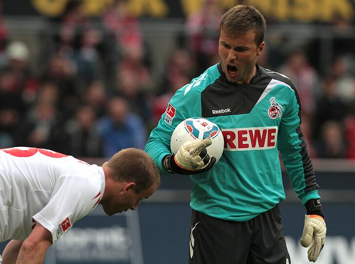 Kölns Keeper Rensing schreit seinen Kollegen MCKeanne nach Müllers Treffer an.