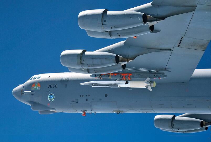 Wenig später sollte der Experimentalflieger abgekoppelt werden und
selbstständig an Fahrt gewinnen &ndash; bis zur Höchstgeschwindigkeit von
Mach 6. Der Flug des Minijets &ndash; der die Bezeichnung &bdquo;Wellenreiter&ldquo;
erhalten hat, da er auf den durch seine hohe Geschwindigkeit
erzeugten Schockwellen reitet und dadurch noch mehr beschleunigt-
sollte nicht länger als 300 Sekunden dauern. Danach sollte er über
dem Pazifik kontrolliert in der Luft zerstört werden.