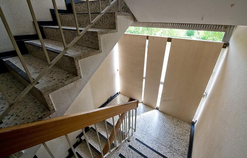 Die durch eine Explosion zerstörte Fassade des Treppenhauses ist am Montag in Garching bei München provisorisch mit Holz verkleidet. Aus unbekannten Gründen ist die Glasfassade eines Treppenhauses am 24.05.2014 geborsten. Ein Mann wurde dabei verletzt.