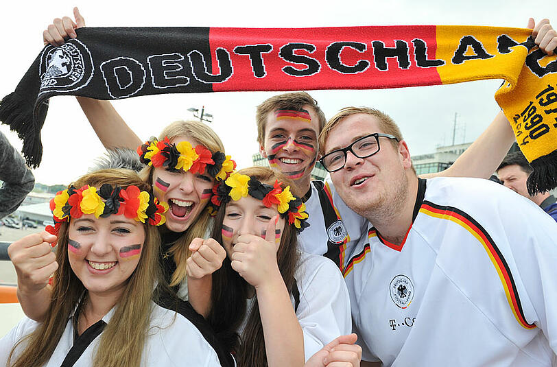 Die deutschen Fans empfangen die Fußball-Weltmeister - die Bilder von der Berliner Fanmeile und dem Flughafen Tegel.