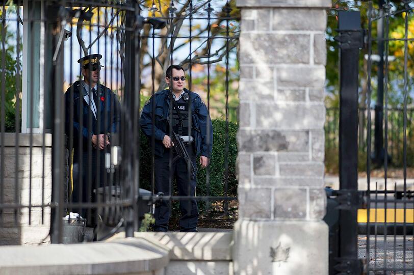In Ottawa hat ein Mann das Parlament mit einem Gewehr angegriffen. Zuvor war ein Soldat am Weltkriegsdenkmal niedergeschossen worden.