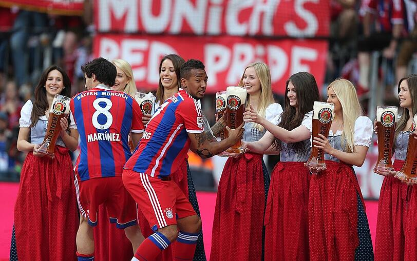 Ein Jahr später feierte ein anderer seine Weißbierduschen-Premiere. Eingeführt wurde er dabei von Jérôme Boateng, der sich sofort einen der Weißbier-Stiefel sicherte.