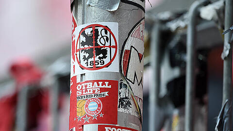 Bayern- und 1860 Fans markieren ihr Revier gerne mit entsprechenden Aufklebern.
