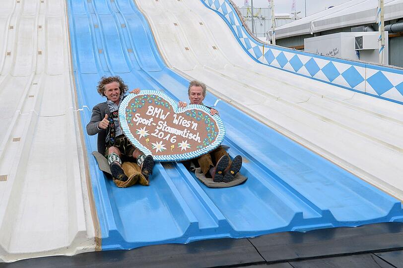 Stefan Glowacz und Prinz Leopold "Poldi" von Bayern auf der Rutsche beim BMW Wiesn Sport-Stammtisch am 20. September.