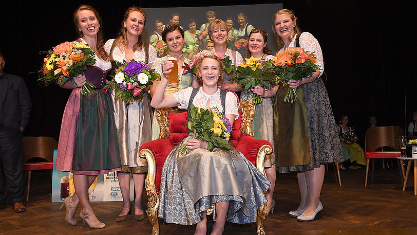 Die neue bayerische Bierkönigin Johanna Seiler zusammen mit ihren Konkurrentinnen.