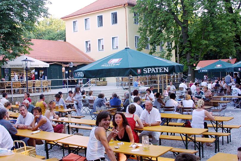 Der Biergarten Hirschau im Englischen Garten.