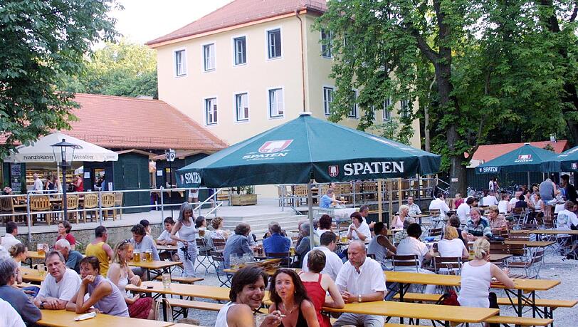 Der Biergarten Hirschau im Englischen Garten. Der Biergarten Hirschau im Englischen Garten.
