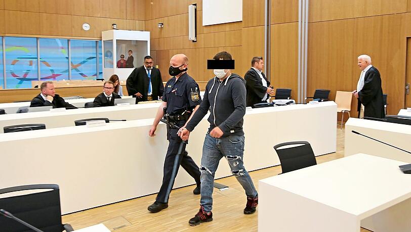 Einer der fünf Angeklagten wird vorgeführt. Einer der fünf Angeklagten wird vorgeführt.