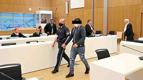 Einer der fünf Angeklagten wird vorgeführt.