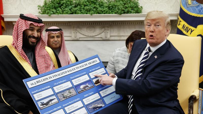 US-Präsident Donald Trump (r) empfängt den saudischen Kronprinzen Mohammed bin Salman 2018 im Weißen Haus und zeigt dabei auf ein Plakat, auf dem die Waffenverkäufe von den USA an Saudi-Arabien detailliert erklärt sind. US-Präsident Donald Trump (r) empfängt den saudischen Kronprinzen Mohammed bin Salman 2018 im Weißen Haus und zeigt dabei auf ein Plakat, auf dem die Waffenverkäufe von den USA an Saudi-Arabien detailliert erklärt sind.