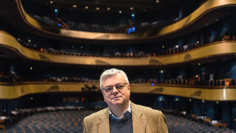 Bernd Loebe, Intendant der Oper Frankfurt, kann an zwei Orten gut abschalten: in Weinhandlungen und beim Fußball. Bernd Loebe, Intendant der Oper Frankfurt, kann an zwei Orten gut abschalten: in Weinhandlungen und beim Fußball.