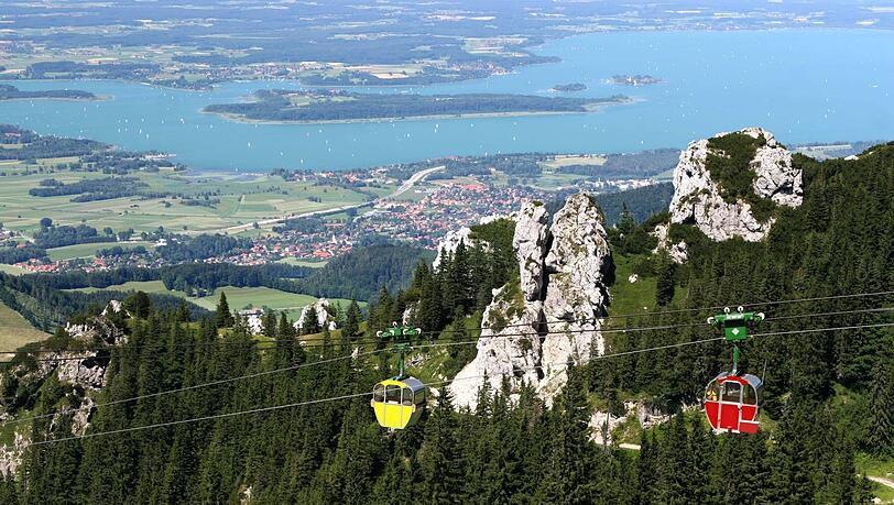 Ein wunderbarer Blick auf den Chiemsee offenbart sich den Fahrgästen der Seilbahn. Die soll erneuert werden.