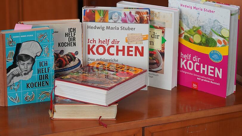 Kochgeschichte auf Buchdeckeln. Das Grundkochbuch im Lauf der Jahre. Ganz links im Bild die allererste Ausgabe von 1955. Kochgeschichte auf Buchdeckeln. Das Grundkochbuch im Lauf der Jahre. Ganz links im Bild die allererste Ausgabe von 1955.