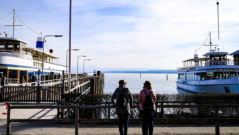 Nach der ausgedehnten Wanderung belohnt die entspannte Schifferlfahrt zurück zum Ausgangspunkt. Nach der ausgedehnten Wanderung belohnt die entspannte Schifferlfahrt zurück zum Ausgangspunkt.