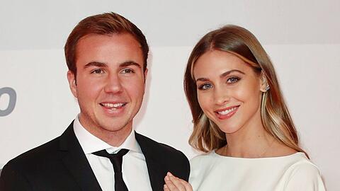 Ann-Kathrin und Mario Götze sind mit dem Baby daheim.