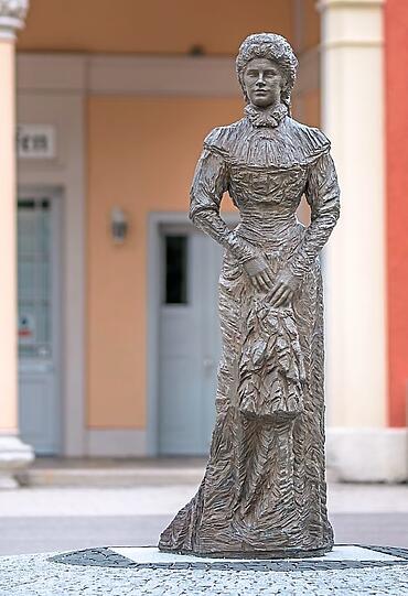 Schon am Bahnhof von Possenhofen steht eine Sisi-Statue.