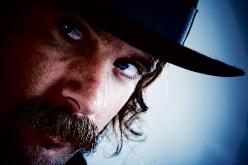 Der Jackson-Johnson-Kumpel Donavon Frankenreiter kommt mit seinem neuen Album "Pass It Around" ins Backstage.