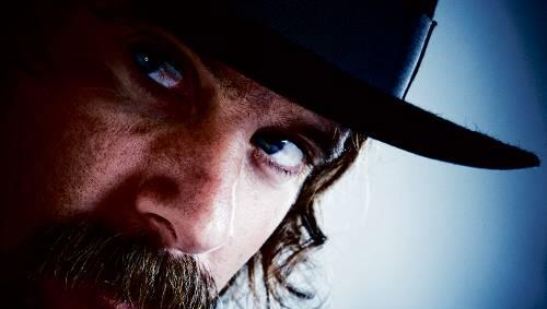 Der Jackson-Johnson-Kumpel Donavon Frankenreiter kommt mit seinem neuen Album "Pass It Around" ins Backstage. Der Jackson-Johnson-Kumpel Donavon Frankenreiter kommt mit seinem neuen Album "Pass It Around" ins Backstage.