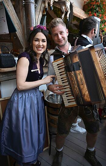 Viktoria Lauterbach kam auch in Käfer's Wiesn-Schänke. Zwar ohne Ehemann Heiner, doch in bester Laune.
