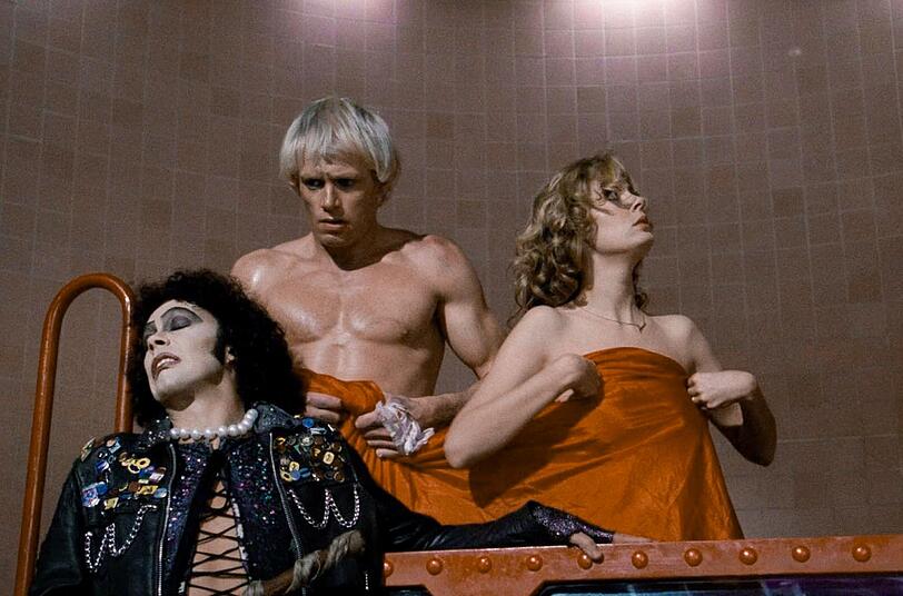 Der verr&uuml;ckte Doktor (Tim Curry, links) hat einen k&uuml;nstlichen Mensch erschaffen (Peter Hinwood), der sich in Janet (Susan Sarandon) verliebt.