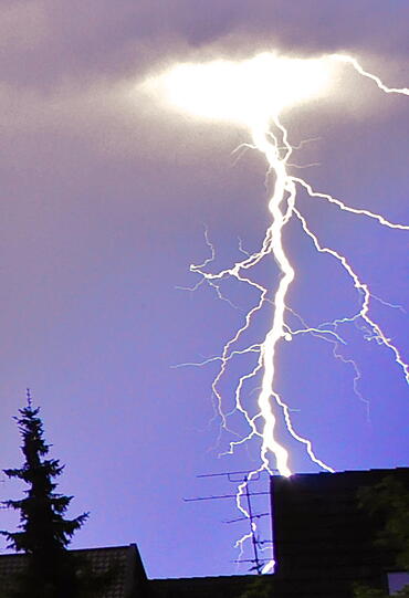Spektakuläre Blitze beim heftigen Unwetter in Heimstetten. Die Bilder