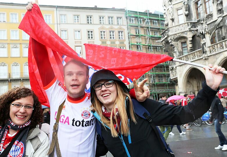 Die Bayernfans sind bereit für einen außergewöhnlichen Fußballabend. Bei brittischem Wetter und bayerischem Bier präsentieren sie die Fans lautstark am Marienplatz. Die besten Bilder.