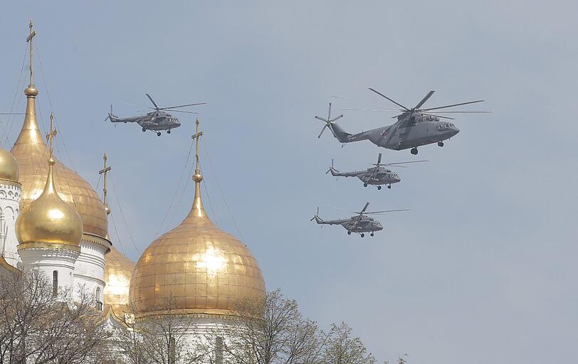 Auf dem Roten Platz in Moskau hat die größte Militärparade der russischen Geschichte begonnen. Zum 70. Jahrestag des Sieges der Sowjetunion über Hitlerdeutschland nahm Kremlchef Wladimir Putin die pompöse Waffenschau ab.