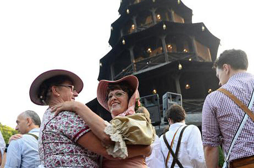 Der Kocherlball am Chinesischen Turm: die schönsten Bilder vom Tanzen im Englischen Garten.