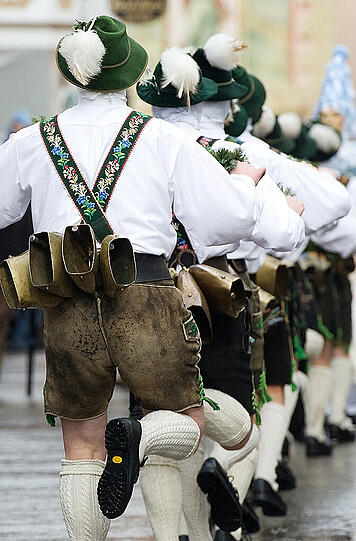 "Schellenrührer" ziehen beim Faschingstreiben durch Mittenwald. Mit dem Lärm der großen Kuhglocken sollen nach altem Brauch die bösen Wintergeister ausgetrieben werden.
