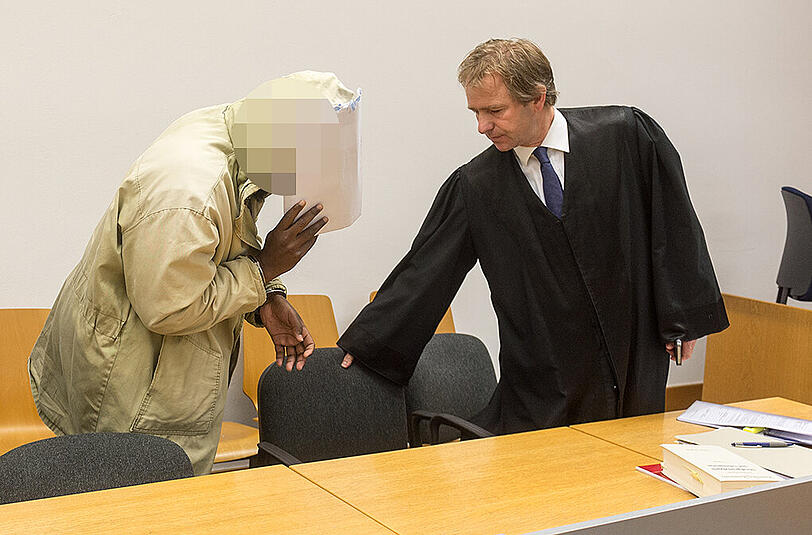Der Angeklagte Mohamed S. spricht am Dienstag im Landshuter Landgericht mit seinem Verteidiger Thomas Krimmel.