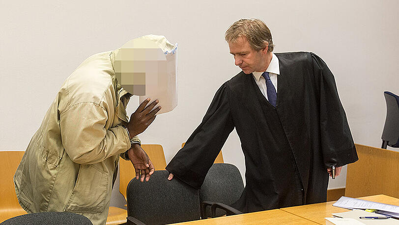 Der Angeklagte Mohamed S. spricht am Dienstag im Landshuter Landgericht mit seinem Verteidiger Thomas Krimmel. Der Angeklagte Mohamed S. spricht am Dienstag im Landshuter Landgericht mit seinem Verteidiger Thomas Krimmel.