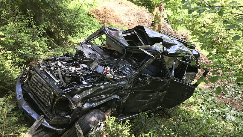 Am Tag danach: Einsatzkräfte bergen das Wrack des Geländewagens.