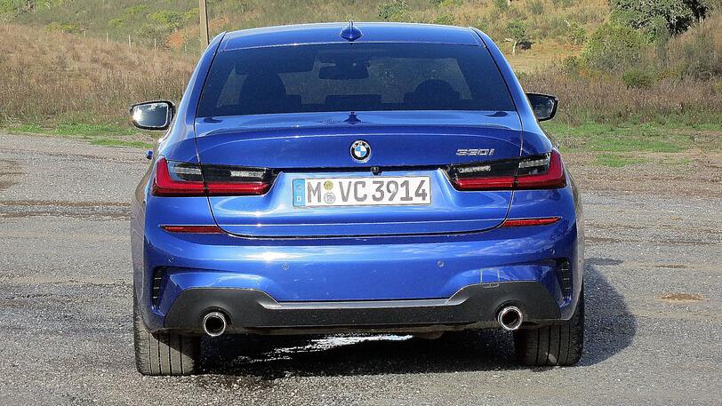 Der neue BMW-Star steht dank vergrößerter Spurweite stämmig auf den Rädern.