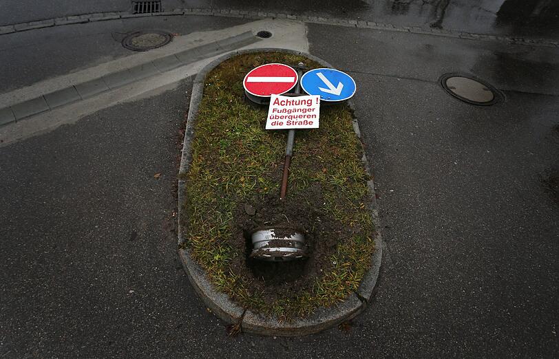 Fischen: Ein vom Sturm umgewehtes Verkehrsschild liegt auf einer Verkehrsinsel.