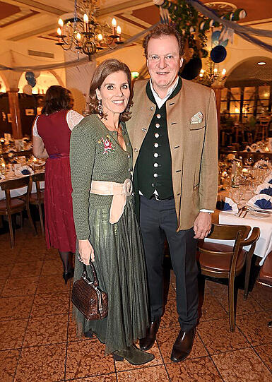 Ließen sich die Aschermittwochs-Tradition ebenfalls nicht entgehen: Franz Georg Strauß mit Frau Birgit.