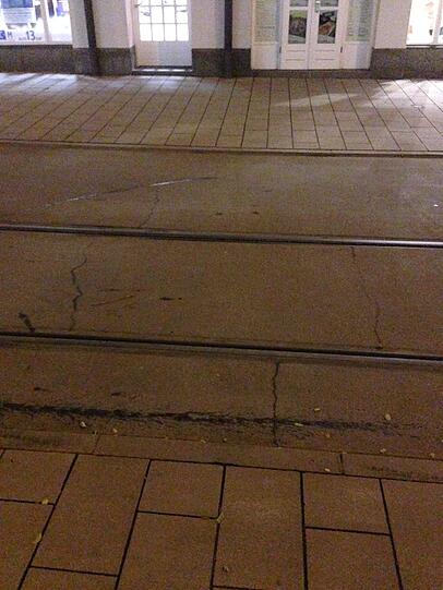 Die Risse in der Waschbeton-Fahrbahn der Gleichmann- und Bäckerstraße.