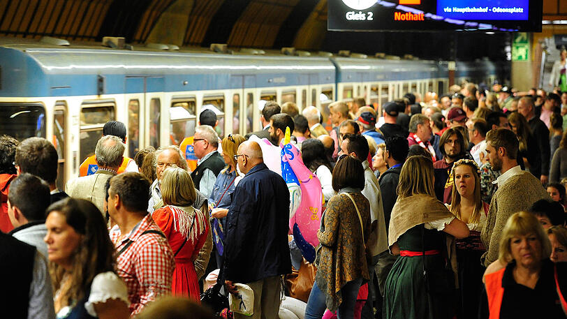 Vor allem am U-Bahnhof Theresienwiese herrscht während der Wiesn Chaos.