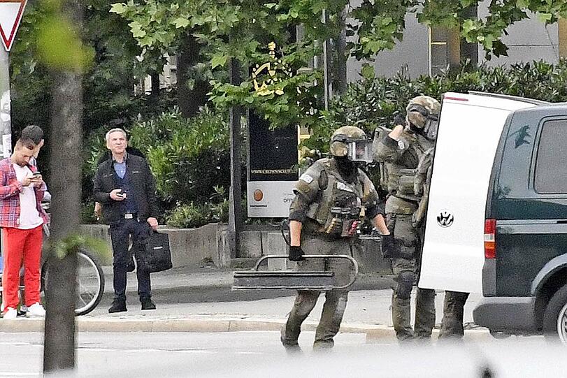 Die Polizei war am Freitagabend an der Rosenheimer Straße/Ecke Anzinger Straße mit einem Großaufgebot im Einsatz.