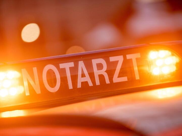 Ein Dachschild mit der Aufschrift "Notarzt" steht auf einem Einsatzwagen eines Notarztes. Foto: Lino Mirgeler/dpa/Archivbild