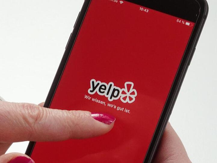 Mit der App der Bewertungsplattform Yelp können Kunden Bewertungen zum Beispiel von Restaurants oder Geschäften abgeben.