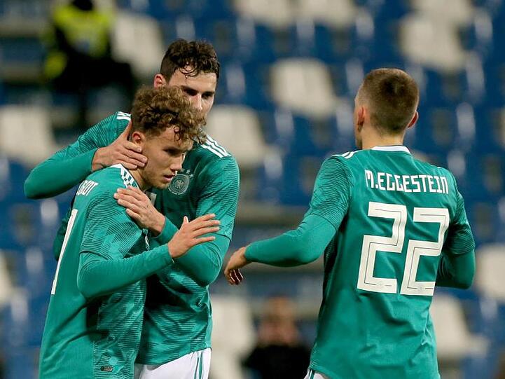 Torschütze Luca Waldschmidt (l) jubelt mit seinen Teamkollegen Maximillian Eggestein (r) und Janni Serra (M).