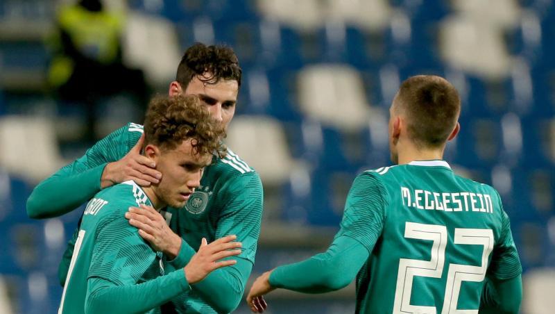 Torschütze Luca Waldschmidt (l) jubelt mit seinen Teamkollegen Maximillian Eggestein (r) und Janni Serra (M). Torschütze Luca Waldschmidt (l) jubelt mit seinen Teamkollegen Maximillian Eggestein (r) und Janni Serra (M).