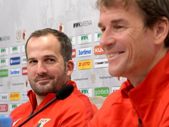 Co-Trainer Jens Lehmann (r) sitzt bei einer Pressekonferenz des FC Augsburg neben Trainer Manuel Baum. Foto: Stefan Puchner/Archiv