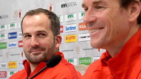 Co-Trainer Jens Lehmann (r) sitzt bei einer Pressekonferenz des FC Augsburg neben Trainer Manuel Baum. Foto: Stefan Puchner/Archiv