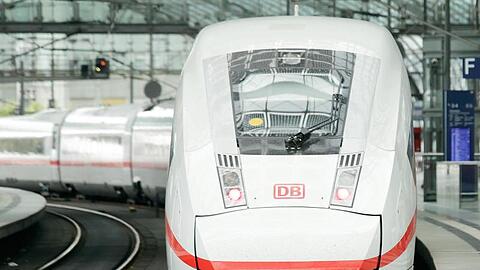 Ein ICE steht an einem Bahnsteig im Berliner Hauptbahnhof.